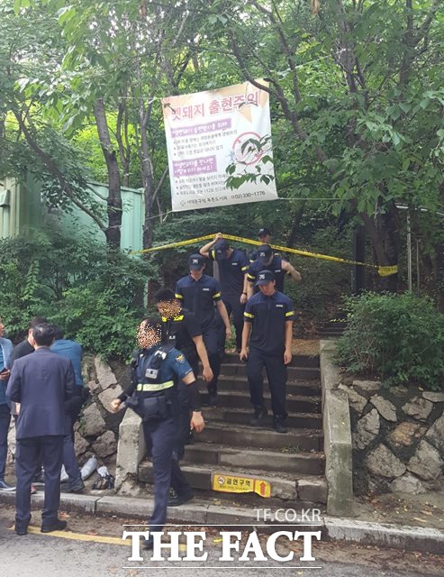 16일 정두언 전 의원이 숨진 채 발견된 공원에서 경찰들이 이동하고 있다./홍은동=이철영 기자