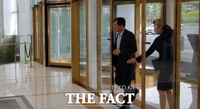 롯데그룹은 이날 식품 부문에 대한 사장단 회의를 개최한다. 사진은 회의 참석을 위해 이동하는 이영호 롯데 식품 BU장. /롯데월드타워=이성락 기자