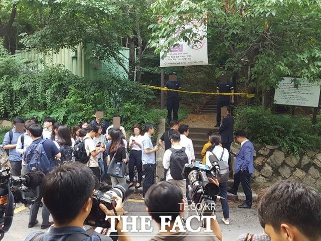 정두언 전 의원이 사망한 장소로 확인된 집 근처 산책로에서 취재 중인 기자들./홍은동=이철영 기자