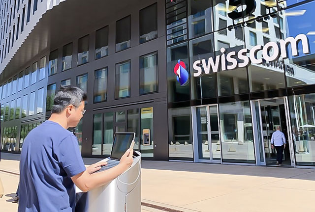 SK텔레콤은 스위스 1위 이동통신사인 스위스콤과 손잡고 17일 자정부터 세계 최초 5G 로밍 서비스를 시작한다고 16일 밝혔다. 사진은 SK텔레콤 직원이 스위스 현지에서 5G 로밍 서비스를 테스트하는 모습. /SK텔레콤 제공