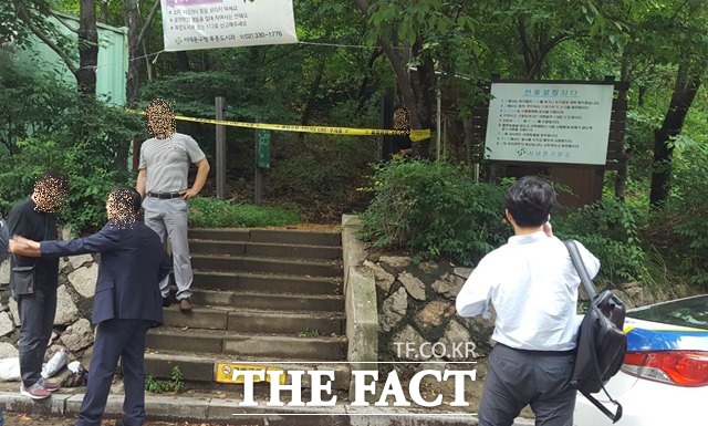 16일 정두언 전 의원이 숨진 채 발견된 홍은동 인근의 공원에 폴리스라인이 처져 있다./홍은동=이철영 기자