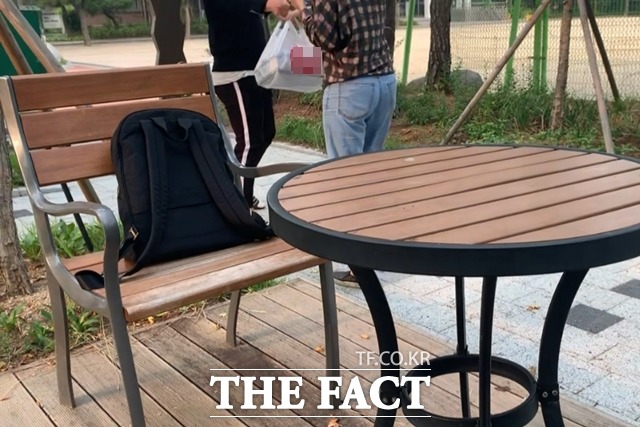 정부는 지난 9일 주세법 기본통칙을 개정했다. 이번 개정으로 치킨 등과 함께 생맥주 배달이 가능해졌으나 미성년자들의 주류 주문을 차단할 수 있는 방법이 모호해 문제점으로 지적되고 있다. 더팩트 취재진은 지난 16일 서울 마포구에 위치한 한 중학교에서 배달 앱을 통해 치킨과 생맥주를 주문했다. /마포구=이민주 기자