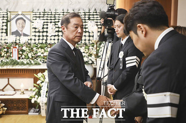 강용석 전 의원과 김병준 전 한국당 비대위원장은 한국정치 현실을 비판했다. 김 전 비대위원장은 한국정치가 그렇게 험한가. 그래서 버티기 힘든가 하는 생각이 든다며 눈시울을 붉혔다. /이선화 기자