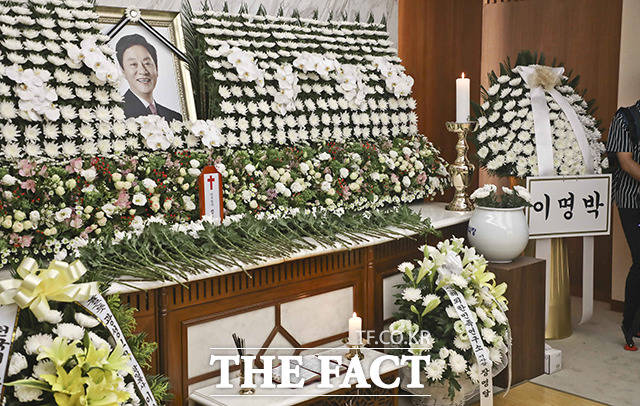 17일 서울 신촌 세브란스병원 장례식장에 마련된 고 정두언 전 의원 빈소에 이명박 전 대통령이 보낸 근조화환이 놓여져 있다. /이선화 기자