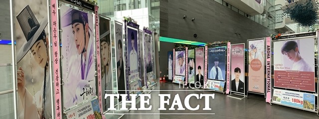 배우 차은우의 팬들이 쌀 화환으로 그를 응원했다. /문수연 기자