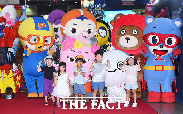 17일 오후 서울 강남구 코엑스에서 열린 캐릭터라이선싱페어 2019를 찾은 어린이들이 다양한 캐릭터들과 사진촬영을 하고 있다. /이동률 기자
