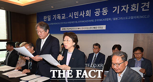 성명서 낭독하는 한국 측 이호정 한국기독교교회협의회 총무(왼쪽)와 한영수 한국YWCA연합회 회장