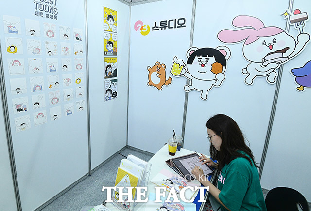 자신의 캐릭터를 그리고 있는 만화 작가