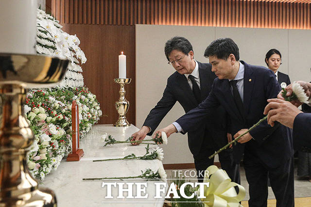 유승민 바른미래당 의원(왼쪽)과 지상욱 바른미래당 의원이 17일 오전 서울 서대문구 신촌 세브란스병원 장례식장에 마련된 고 정두언 전 의원 빈소를 찾아 조문을 하고 있다. /이선화 기자