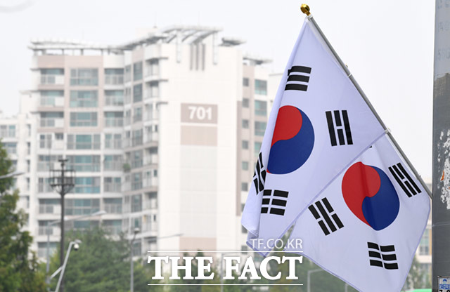 제헌절인 17일 오전 서울 마포구 상암동의 한 아파트단지는 국경일임에도 불구하고 태극기가 전혀 게양되지 않은 모습을 보이고 있다. /임세준 기자
