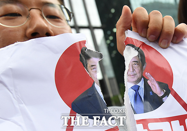 우리 국민은 일본 제품 불매운동을 벌이면서 경제 보복을 감행한 일본을 규탄하는 등 집단 움직임을 보이고 있다. 17일 민중당 소속 청년들이 서울 종로구 옛 일본대사관 앞에서 아베 총리의 사진을 찢어보이고 있다. /이새롬 기자