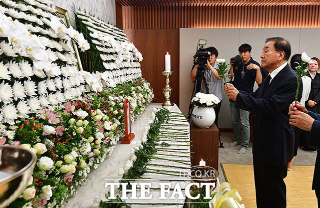 이재오 전 의원이 17일 오전 서울 서대문구 신촌 세브란스병원 장례식장에 마련된 고 정두언 전 의원 빈소를 찾아 헌화하고 있다. /이선화 기자