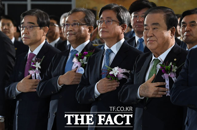 17일 오전 서울 여의도 국회에서 열린 제71주년 경축식에서 문희상 국회의장(오른쪽)을 비롯한 4부 요인이 국기에 경례하고 있다. /남윤호 기자