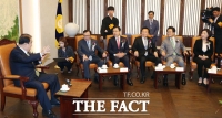 [TF포토] 제헌절 기념식 앞두고 한자리에 모인 여·야 5당 대표