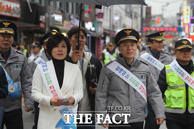 한혜진은 꾸준한 봉사활동을 펼치며 팬들과 선한 교감을 나누고 있다. 사진은 지난 2017년 서울 중부경찰서와 함께 범죄예방 길거리 캠페인을 벌이는 장면이다. /아랑엔터테인먼트, 더팩트 DB
