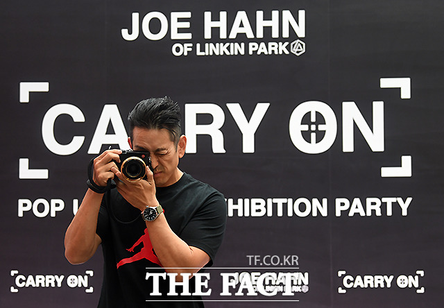 세계적인 미국 팝 밴드 린킨파크의 한국계 멤버 조한(Joe Hahn) 멤버들의 모습을 담은 사진전 캐리온(CARRY ON)을 개최한다.