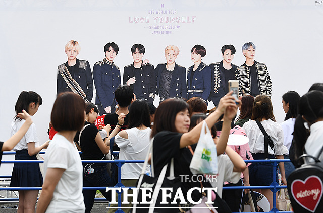한국의 아미들은 새롭게 바뀐 방탄소년단(BTS)의 팬클럽 관리 방법에 대해 한국 팬들을 차별하는 조치라며 강하게 반발하고 있다. 사진은 지난 14일 BTS의 일본 시즈오카 공연을 앞두고 사진을 찍고 있는 일본 팬들. /시즈오카=배정한 기자