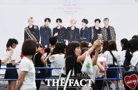  [TF이슈] 한국 ARMY들 뿔났다...BTS 일본 팬클럽 ‘우대 운영’에 '반발'