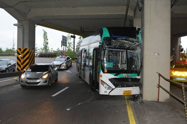 20일 오전 5시30분쯤 서울 영등포구 당산역 고가 하부도로에서 시내버스가 기둥에 부딪쳐 찌그러진 채 멈춰서 있다. /서울영등포소방서 제공