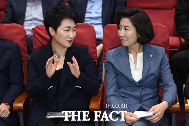 대화 나누는 이언주 무소속 의원(왼쪽)과 나경원 자유한국당 원내대표