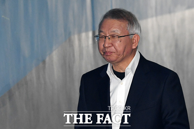 사법행정권 남용 혐의로 구속기소 된 양승태 전 대법원장이 지난 2월 26일 오후 서울 서초구 중앙지방법원에서 열린 보석심문기일에 출석하고 있다./남용희 기자