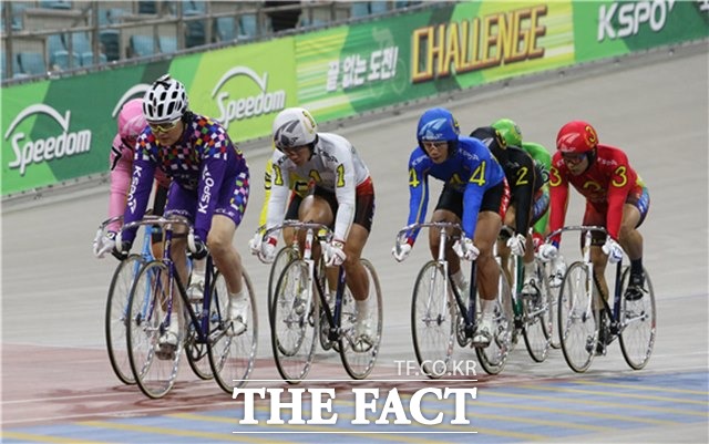 선수들을 유도하고 있는 전담 선두원(보라색)./경륜경정총괄본부 제공