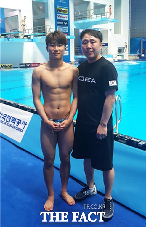 도쿄 올림픽 출전권을 획득한 다이빙의 우하람과 박유현 감독(오른쪽)./국민체육진흥공단 제공