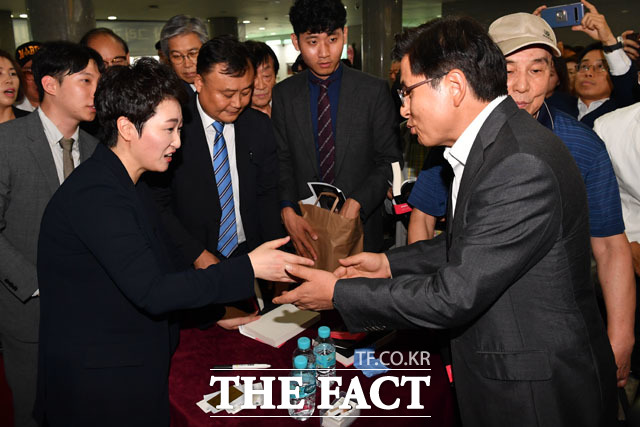 무소속 이언주 의원(왼쪽)에게 손 내미는 황교안 자유한국당 대표