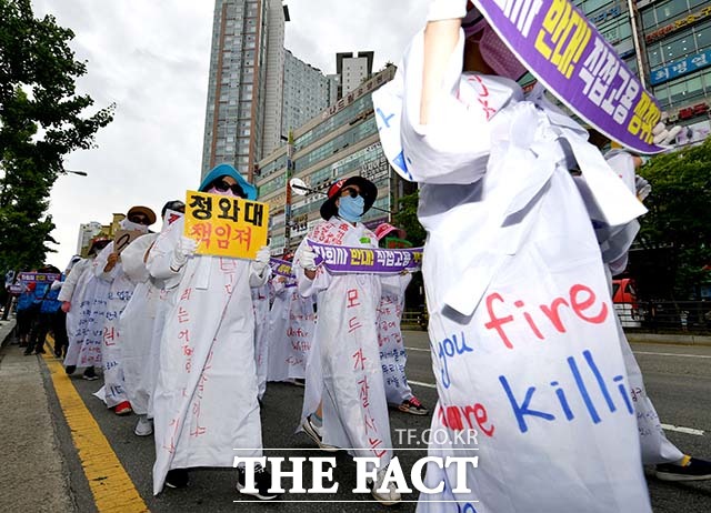 노조원들이 지난 10일 서울톨게이트 일대에서 소복을 입고 대규모 행진을 하고 있다.