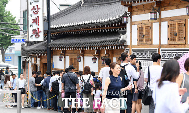 중복날인 22일 오후 서울 종로구의 한 삼계탕 음식점에 시민들이 점심식사를 하기 위해 긴 줄을 서고 있다. /임세준 기자