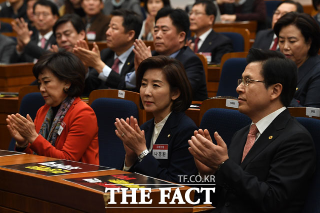 지난 3월 황교안(오른쪽) 대표, 나경원(가운데) 원내대표와 함께 앉아 박수치고 있는 김순례 최고위원. /남윤호 기자
