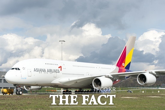 아시아나항공 여객기가 지난 21일 일본 오키나와 나하공항에서 관제 허가 없이 활주로에 진입했다가 제지를 받았다. /아시아나항공 제공