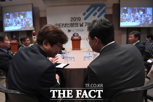 대화 나누는 이근영 한국인터넷신문협회장(왼쪽)과박양우 문화체육관광부 장관