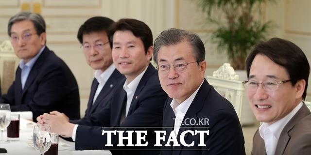 문재인 대통령이 23일 낮 12시부터 1시간 30분 동안 청와대 본관에서 더불어민주당 원내대표단과 오찬간담회를 가졌다. 간담회 화두는 일본의 수출 규제와 국회에서 장기 표류 중인 추가경정예산안 처리였다. 문 대통령이 민주당 이인영 원내대표(가운데), 이원욱 수석부대표(오른쪽) 등 원내지도부와 간담회를 진행하는 모습. /청와대 제공