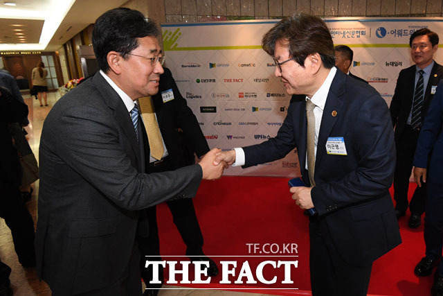 박양우 문화체육관광부 장관(왼쪽)과 이근영 한국인터넷신문협회장