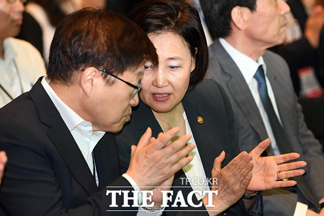 대화 나누는 박영선 중소벤처기업부 장관(오른쪽)과 김영주 무역협회장