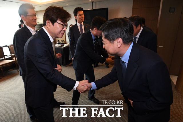 윤도한 청와대 국민소통수석(오른쪽)과 이근영 한국인터넷신문협회장