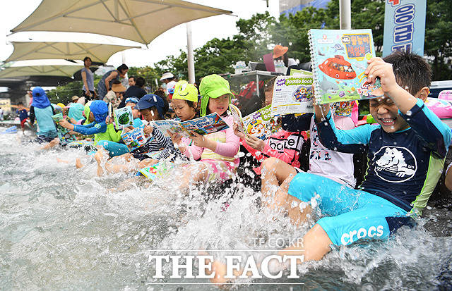 23일 오전 서울 송파구 성내천 물놀이장에서 어린이들이 책을 읽으며 물놀이를 하고 있다. / 배정한 기자