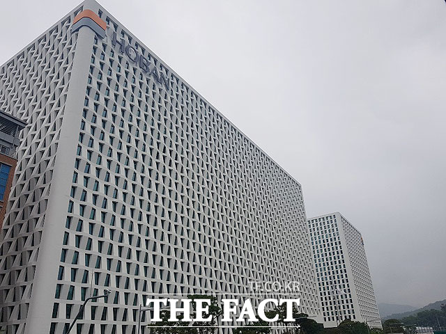 국토교통부가 이달 말 건설사들의 시공 능력을 공시한다. 호반건설이 10위 안에 이름을 올릴지 업계의 관심이 쏠리고 있다. 사진은 서울 서초구 우면동에 있는 호반건설 신사옥. /더팩트 DB