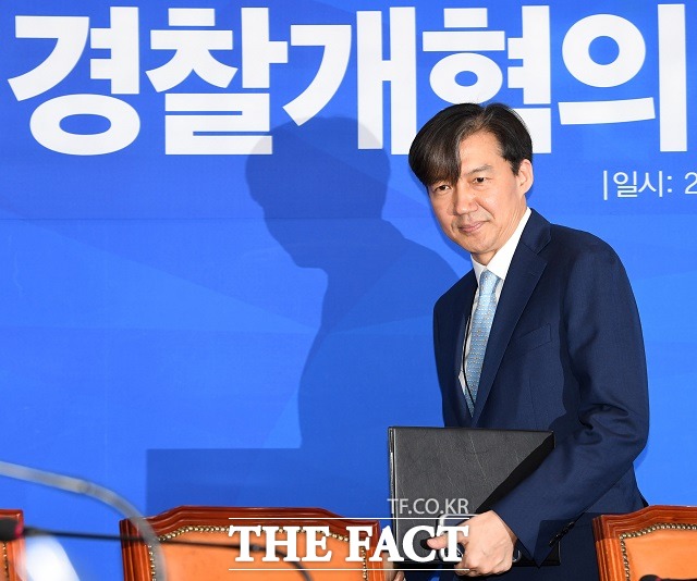 문재인 대통령이 이르면 25일 조국 청와대 민정수석을 교체할 것으로 알려졌다. 지난 5월 서울 여의도 국회에서 열린 경찰개혁의 성과와 과제 당정협의에 참석하는 조 수석. /국회=남윤호 기자