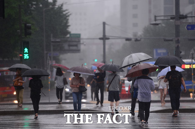 목요일인 25일은 전국적으로 장맛비가 내리겠다. 기상청은 중부지방에서는 대기가 불안정해 일시적으로 매우 강한 비가 내릴 가능성이 있다고 출근길 주의를 당부했다. /더팩트 DB