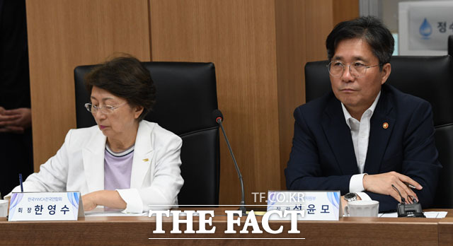 모두발언 경청하는 성윤모 산업통상자원부 장관과 한영수 한국YWCA전국연합회장(왼쪽)
