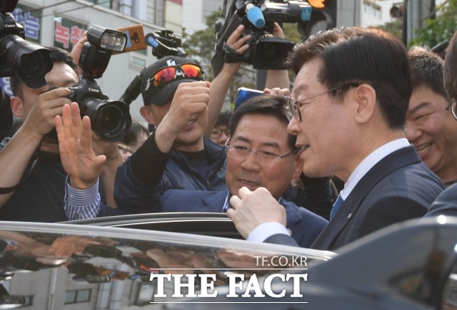 직권 남용과 선거법 위반 혐의로 기소된 이재명 경기도지사가 5월 경기도 성남시 수정구 수원지방법원 성남지원에서 열린 1심 선고 공판을 마치고 차량에 탑승하고 있다. 이날 이 지사는 혐의에 대해 모두 무죄 판결을 받았다. /성남=김세정 기자