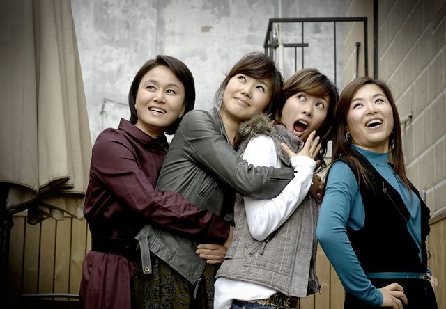 유채영(오른쪽에서 두 번째)은 다양한 예능 프로그램에서 활약했다. 사진은 MBC 오늘 밤만 재워줘 출연 당시 모습. /MBC