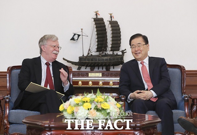 정의용 국가안보실장이 24일 청와대에서 존 볼턴 미국 백악관 국가안보보좌관과 면담을 하고 있다. /청와대 제공