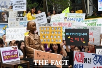 [TF포토] '일본은 사과하라!' 피켓으로 전달되는 소녀상의 목소리