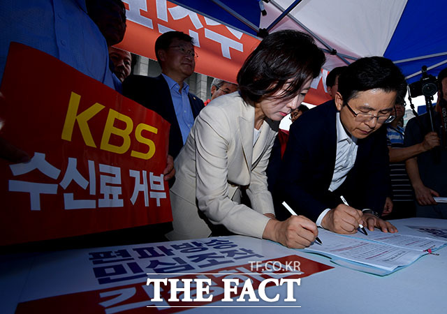 KBS 수신료 거부 서명운동하는 황교안 대표와 나경원 원내대표.