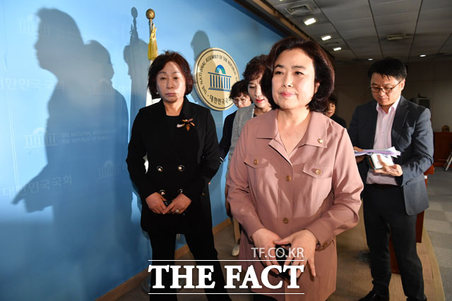 40분 가량 기자회견을 마치고 회견장 나서는 박 의원
