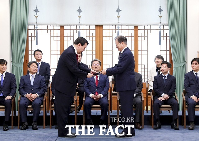 문재인 대통령이 25일 청와대에서 윤석열 신임 검찰총장에게 임명장을 수여하고 있다. /청와대 제공