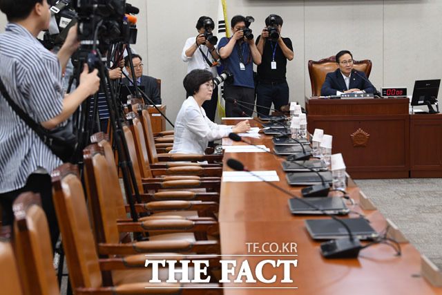 홍영표 국회 정치개혁특별위원회 위원장(오른쪽)이 25일 오후 서울 여의도 국회에서 열린 정치개혁특별위원회 전체회의를 주재하고 있다. 왼쪽 더불어민주당 의원석엔 김상희 의원./국회=남윤호 기자